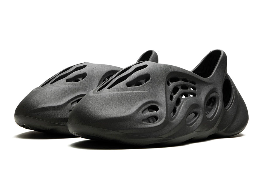 Yeezy Foam RNNR Carbon-Sneakers-Lace & Step
